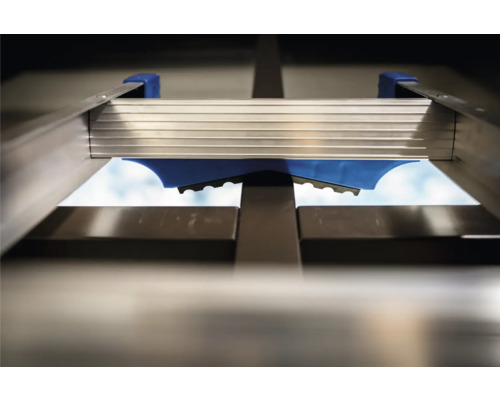 Vue détaillée d''une échelle en aluminium avec un patin antidérapant bleu