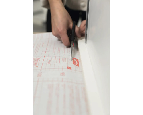 Découpe d''un film avec des ciseaux.