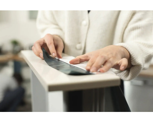 Une personne applique un film sur une surface.