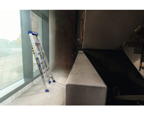 Échelle en aluminium à l''intérieur, à côté d''une fenêtre