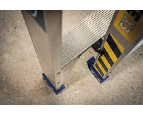 Vue détaillée d''une échelle en aluminium avec marches striées et pieds de sécurité bleus