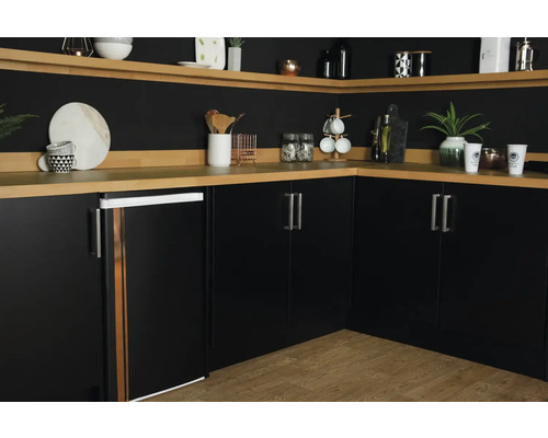 Coin cuisine avec armoires noires et plans de travail en bois