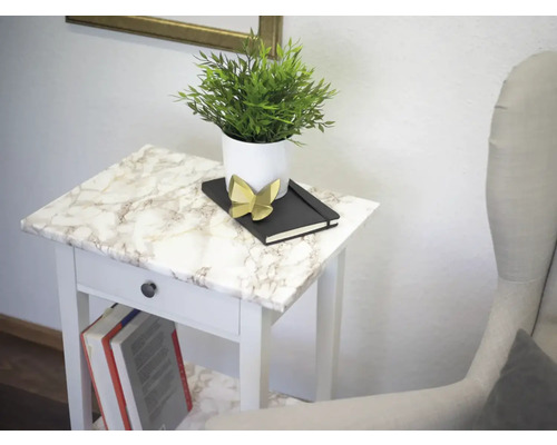 Dekorativer Beistelltisch mit Marmorfolie, Topfpflanze und Notizbuch für eine stilvolle Einrichtung