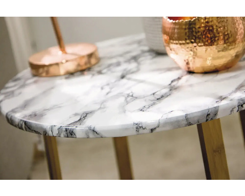 Vue détaillée d''une table ronde avec plateau en marbre et pieds en bois