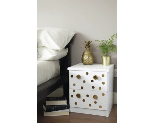 Ambiance décorative de chambre à coucher avec table de chevet, plante d''intérieur et décoration d''ananas