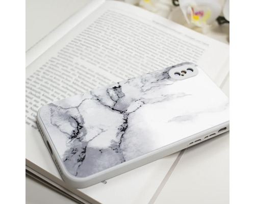 Handyhülle mit Marmormuster auf einem Buch