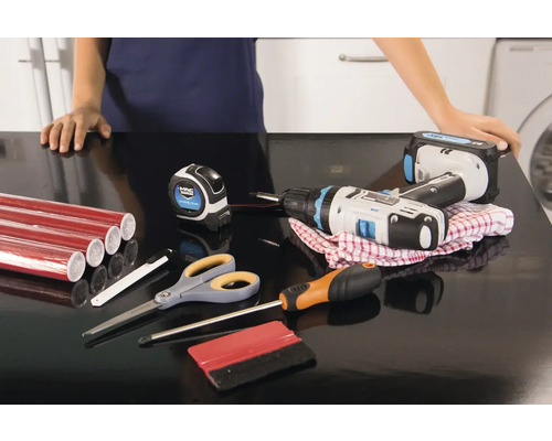 Werkbank mit Werkzeugen und roter Klebefolie