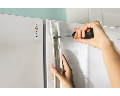 Montage einer Schranktür mit Schraubendreher