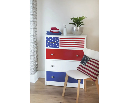 Kommode mit amerikanischem Flaggenmuster, Tüchern, Seifenspender, Topfpflanze und Stuhl