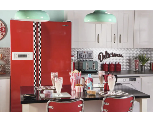 Küche im Retro Stil mit rotem Kühlschrank, Schachbrettmuster und Diner-Dekorationen.
