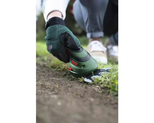 Gartenschere zum Rasenkantenschneiden mit Handschuhen und Bosch Logo