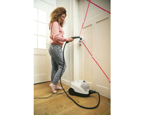 Femme nettoie une poignée de porte avec un nettoyeur à vapeur