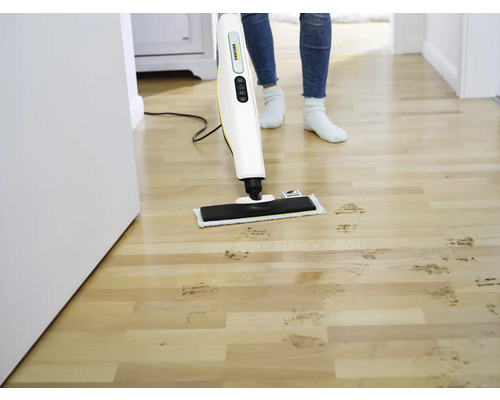 Nettoyeur vapeur en utilisation sur un plancher en bois