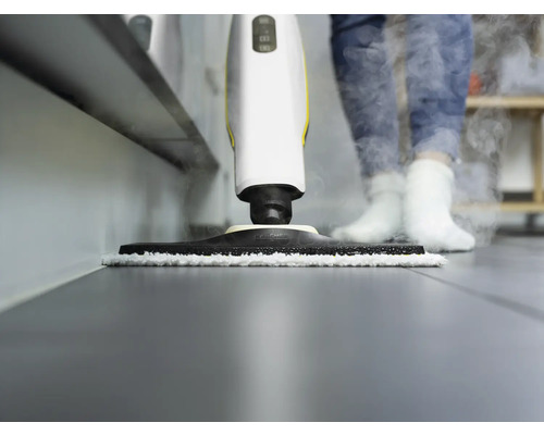 Nettoyeur vapeur en cours d''utilisation sur un sol carrelé