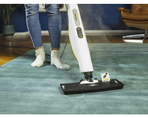 Personne nettoyant un tapis avec un nettoyeur vapeur Kärcher.