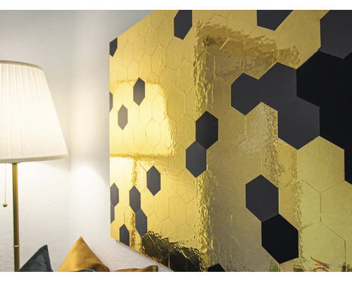 Wanddekoration mit goldenen und schwarzen Sechseck-Fliesen