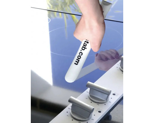 Nettoyage d''une plaque de cuisson en vitrocéramique avec un grattoir de nettoyage