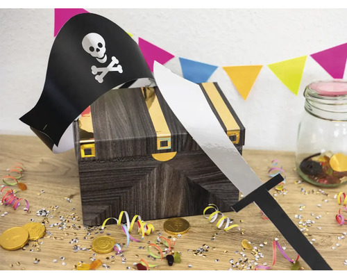 Dekoratives Piraten-Arrangement mit Truhe, Hut und Schwert für eine thematische Party.