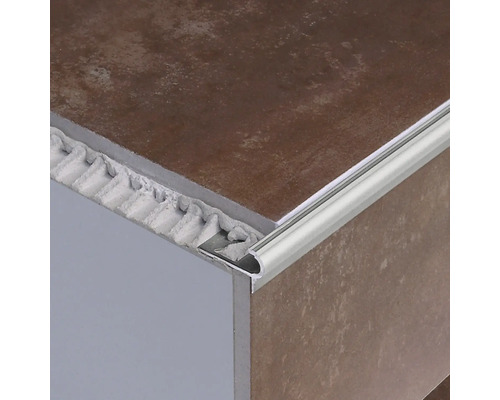 Detailaufnahme einer Treppenkante mit Fliesenschiene aus Aluminium
