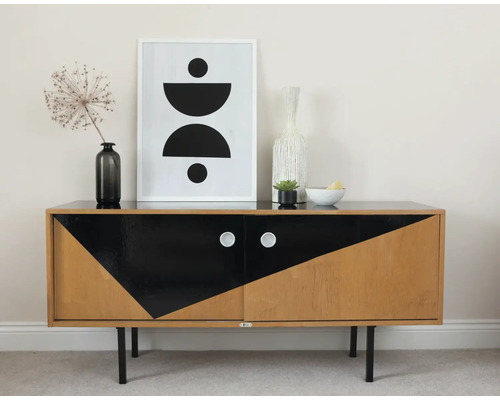 Schrank mit geometrischem Design, Dekorationsgegenständen und Kunstwerk