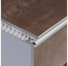 Detailaufnahme einer Treppenkante mit Fliesenschiene.