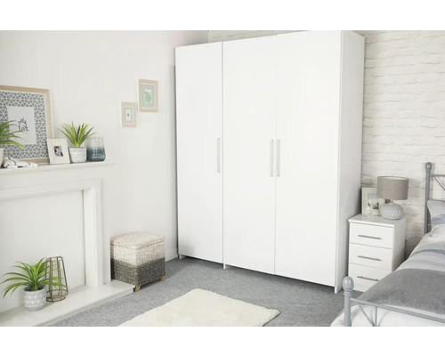 Chambre à coucher avec armoire blanche et table de chevet