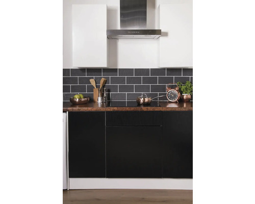 Küchenszene mit schwarzen Unterschränken, weißen Hängeschränken und Dunstabzugshaube