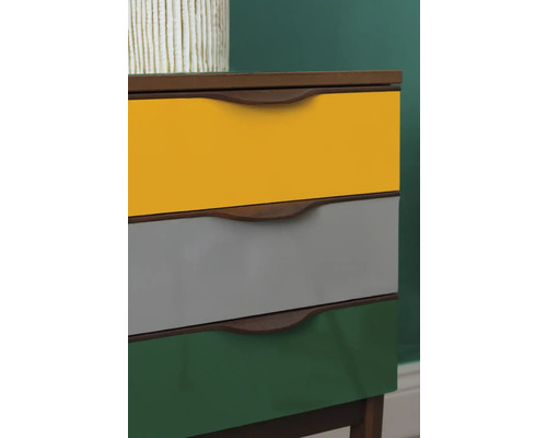 Commode avec trois tiroirs de différentes couleurs