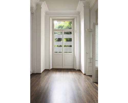 Pièce lumineuse avec parquet, porte double et fenêtre