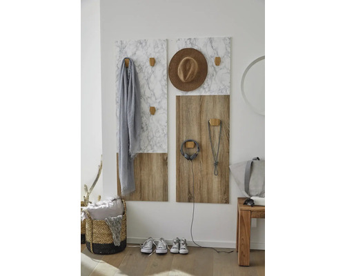 Eingangsbereich mit Wandgarderobe mit Hakenleiste, Hut, Schal, Kopfhörern, Korb und Schuhen