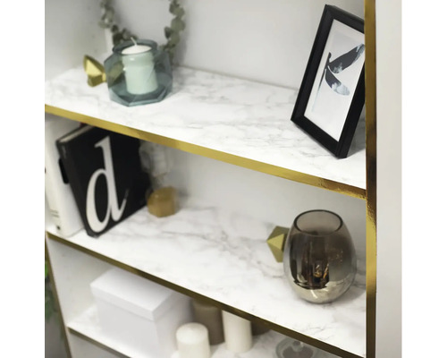 Étagère décorative avec objets et surface marbrée