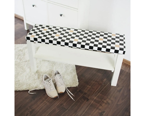Weisse Schuhbank mit Schachbrettmuster und Ablage, darunter ein Paar Schuhe.