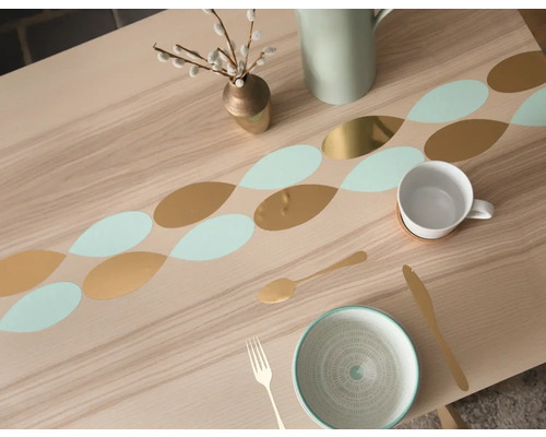 Table décorée avec vaisselle, vase et cruche