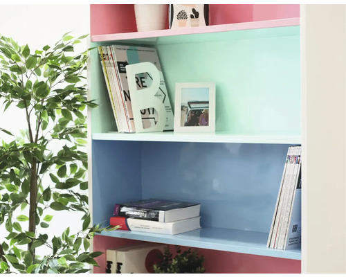 Étagère avec plusieurs niveaux et objets décoratifs.