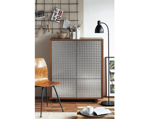 Scène de salon avec une armoire à quatre portes, une chaise et un lampadaire