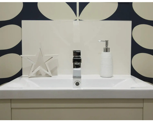 Waschbecken mit Armatur, Seifenspender und Dekoration im Badezimmer