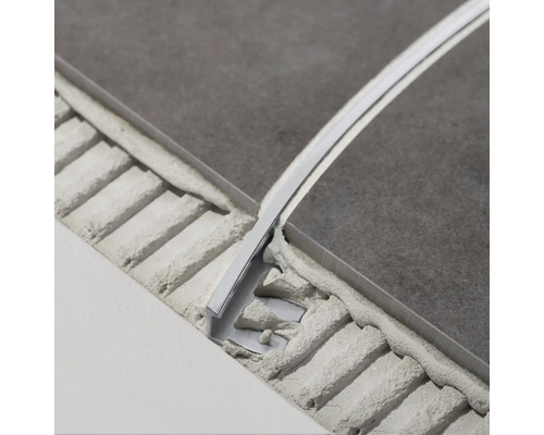 Rail de carreaux en métal entre les carreaux