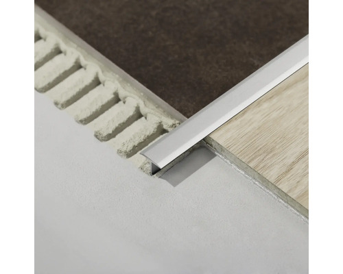 Profilé de transition installé entre le carrelage et le revêtement de sol