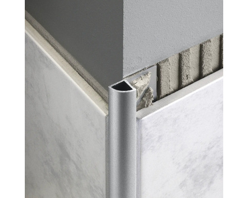 Profilé d''angle pour carrelage argenté fixé à un mur