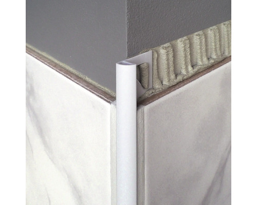 Rail de carrelage blanc sur un coin carrelé
