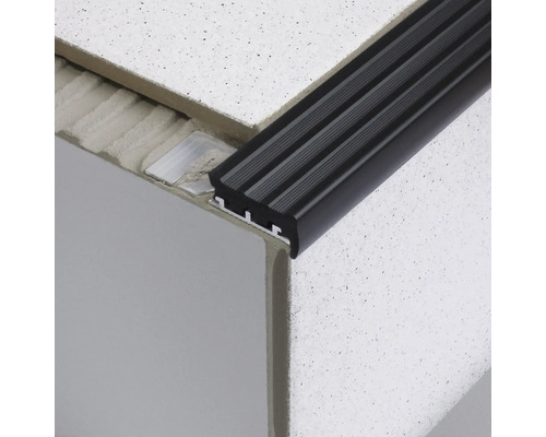 Treppenkantenprofil aus Aluminium auf Treppenstufe