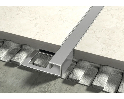 Detailansicht einer Edelstahl Duschrinne mit Fliesen