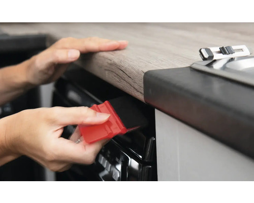 Utilisation d''une raclette pour lisser un film sur une cuisinière