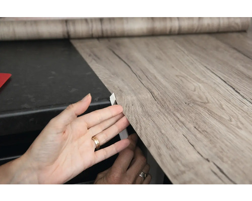 Application d''un film décoratif aspect bois sur un plan de travail