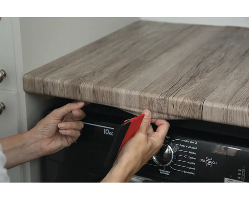 Film décoratif aspect bois fixé sur une table