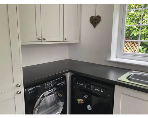 Buanderie avec lave-linge, sèche-linge, lave-vaisselle, évier et armoires