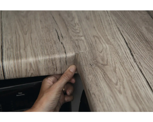 Joint d''angle d''un plan de travail aspect bois.