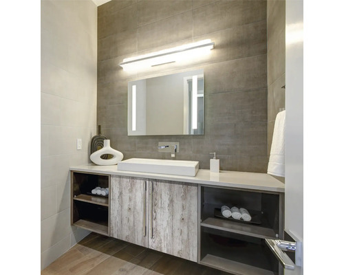 Salle de bains avec lavabo, miroir et meuble bas aspect bois