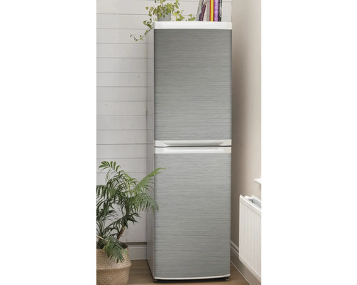 Réfrigérateur avec film gris et deux portes dans un intérieur.