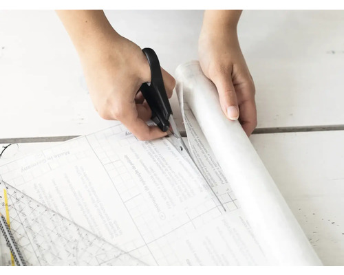 Zuschneiden einer transparenten Folie mit einer Schere